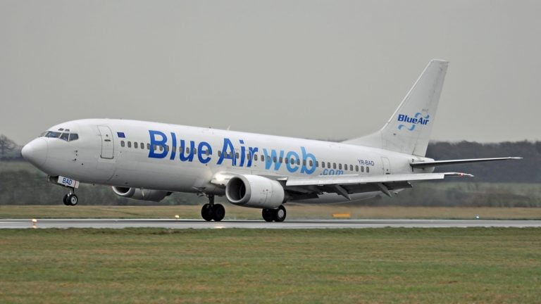 Criza generată de pandemia de COVID-19 a lovit sever în operatorii aerieni. Compania Blue Air cu cele mai multe „turbulenţe”
