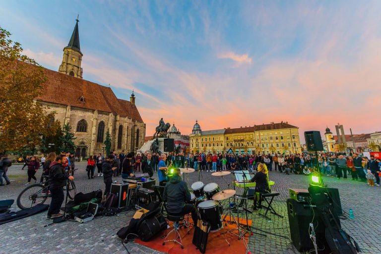 Guvernul lovește în cultură! TVA-ul EXPLODEAZĂ la 21% – Biletele la concerte și festivaluri devin lux național!