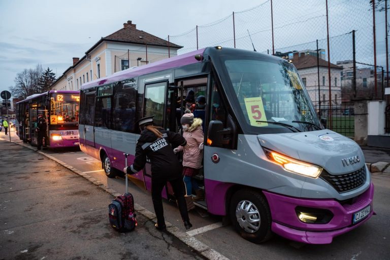 A fost reluat transportul elevilor cu autobuze școlare pe trasee extinse