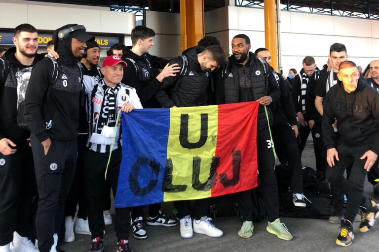 VIDEO | Atmosferă de sărbătoare la aeroport după ce campioana U-BT Cluj s-a calificat în sferturile Basketball Champions League! Fanii au făcut spectacol alături de jucători