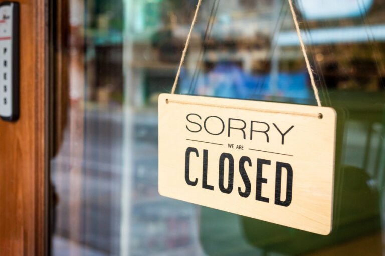 Valul Negru al insolvențelor mătură România! Afacerile, în genunchi sub „austeritatea BoloDan” – Explozie de 46,5% într-o singură lună!