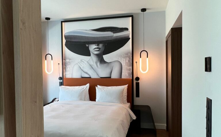 FOTO/VIDEO|10.000 de euro, atât va plãti un japonez pentru patru zile de distractie la Untold. Acesta va fi cazat in cel mai nou hotel de lux din oras