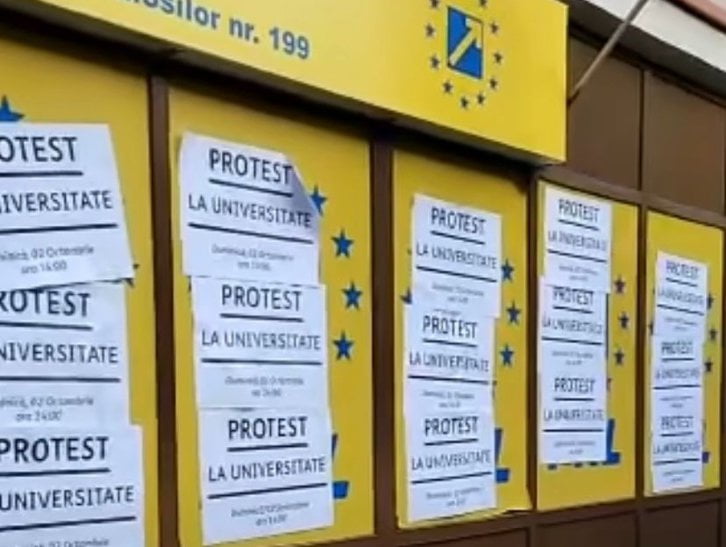 Sediul PNL Sector 2, vandalizat. Afișe cu mitingul AUR, lipite pe geamurile sediului