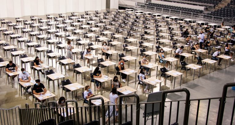 Doi profesori dați afară la examenul de Titularizare de la Cluj pentru că au copiat