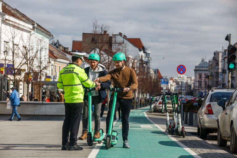 Clujenii, învățați să utilizeze trotinetele electrice. Eveniment cu rol de prevenire a accidentelor