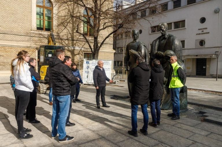 Emil Boc: Grupul statuar ”Școala Ardeleană” să revină la forma inițială. Bustul lui Racoviță să fie reamplasat în zona colegiului