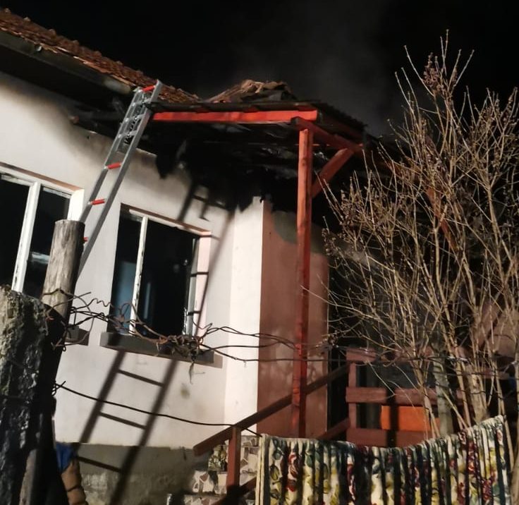 Incendiu la o casă din Dej. Două persoane, transportate la spital. Cauza izbucnirii focului