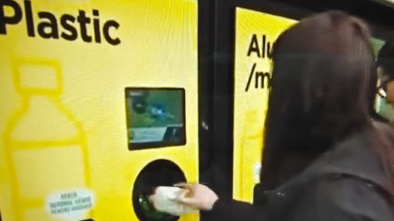 Emil Boc: 260.000 de călătorii gratuite cu transportul in comun la Cluj cu bilete primite în schimbul unor ambalaje reciclate