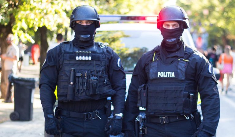 Incident tensionat de alegeri la Rogojel: Un bărbat cu afecțiuni psihice a amenințat polițiștii cu un cuțit și un topor