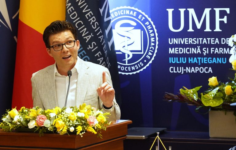 FOTO/ Cercetătorul Sergiu Pașca a primit titlul de Doctor Honoris Causa al UMF ”Iuliu Hațieganu”. Acesta s-a născut la Cluj-Napoca și este absolvent al UMF