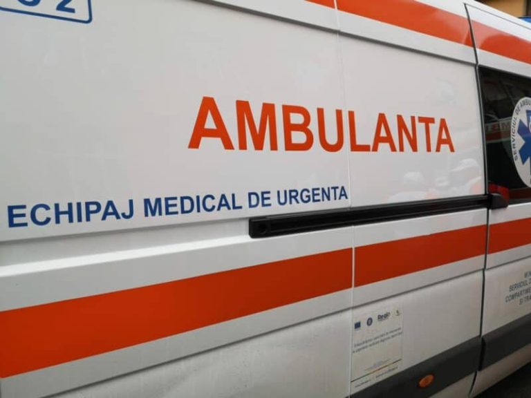 Accident pe Bulevardul Nicolae Titulescu. O femeie și un copil de 6 ani, transportați la spital