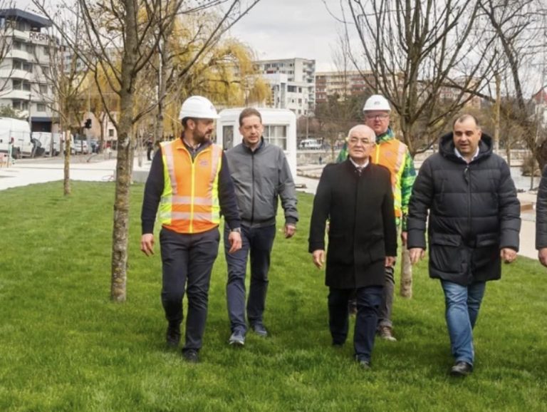 FOTO/ Emil Boc a verificat șantierul de pe malul Someșului. Se vor planta aproape 1000 de noi arbori