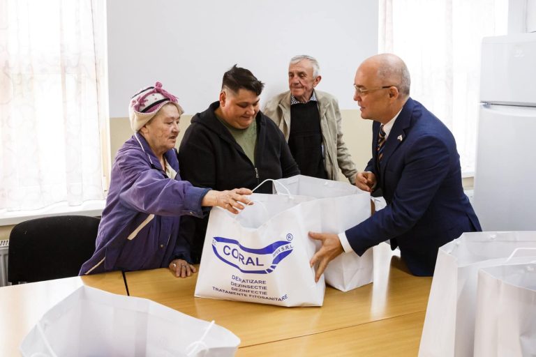 FOTO/ Cadou de Paști de la primarul Emil Boc pentru seniorii Centrului de Vârstnici și persoanele din Centrul de Găzduire Temporară din Cluj-Napoca
