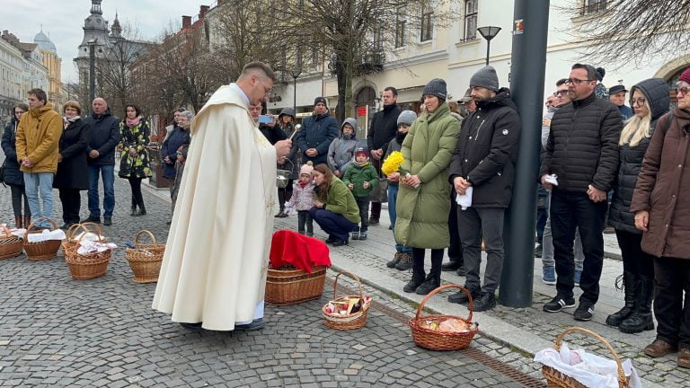 VIDEO/ FOTO/ Peste 100 de credincioși catolici maghiari, la slujba de sfințire a bucatelor la Biserica ”Sf. Mihail” Cluj-Napoca