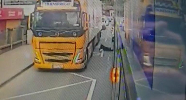 VIDEO/ Femeie lovită de un TIR pe strada Oașului. Fugea să prindă tramvaiul
