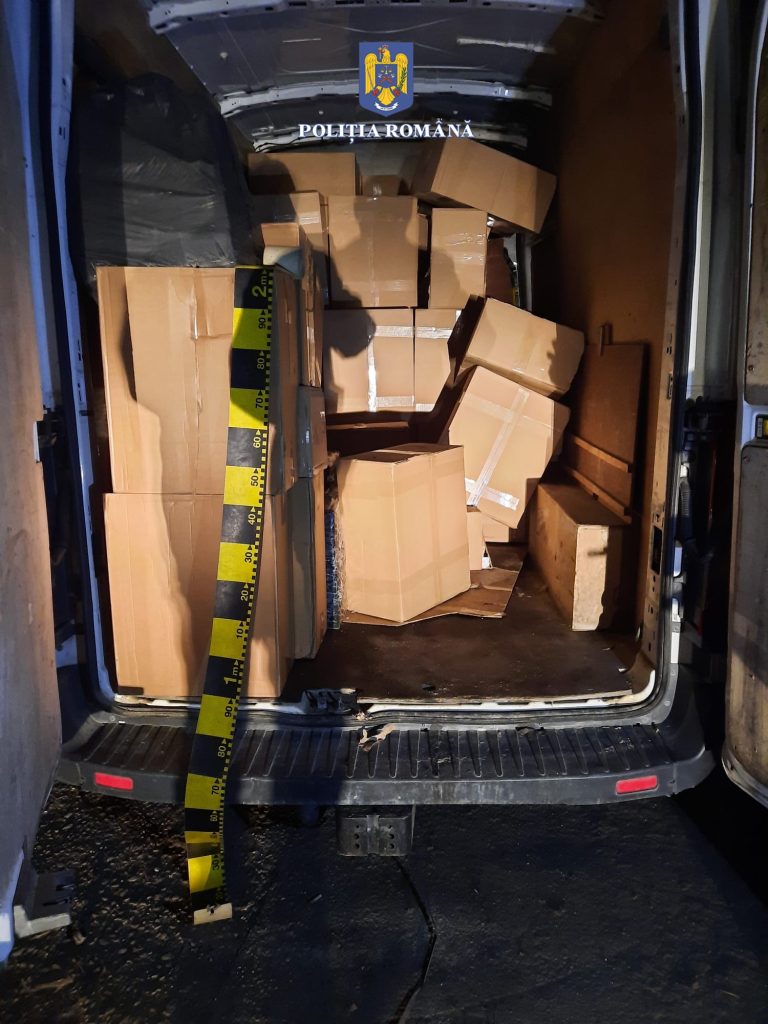 FOTO/ Traficanți de țigări, prinși în flagrant de polițiștii clujeni. Au fost arestați pentru contrabandă