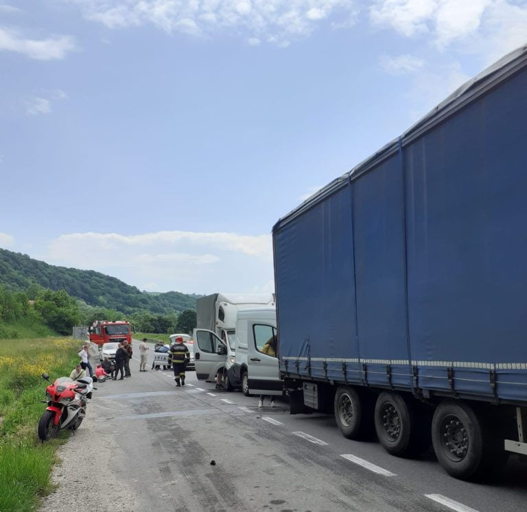 FOTO/ Accident rutier petrecut în Valea Drăganului. Mai multe vehicule și o motocicletă