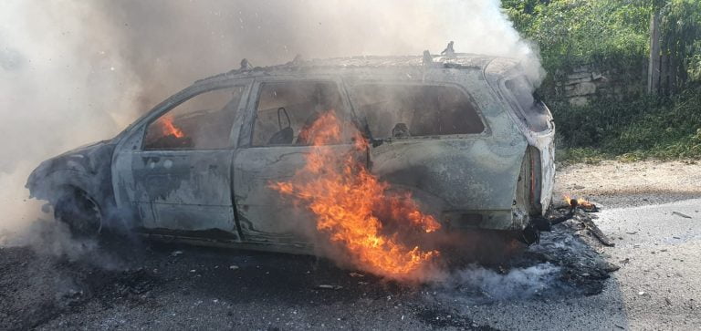 FOTO/ Intervenție a pompierilor pentru stingerea unui incendiu care a distrus un autoturism în localitatea Vlaha
