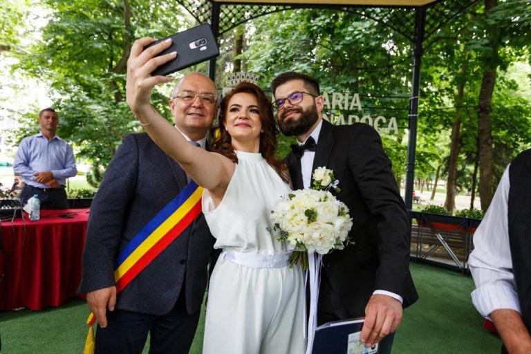 Emil Boc anunță că Primăria Cluj-Napoca reia căsătoriile în Parcul Central