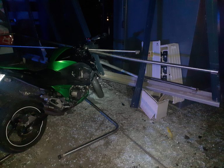 Motocicletă intrată într-un stâlp pe o stradă din Turda. Ce au constatat pompierii ISU Cluj