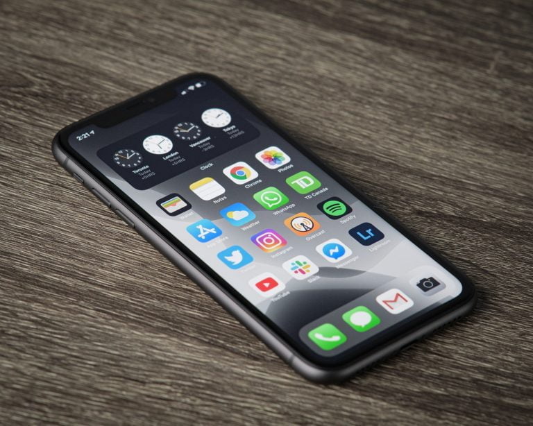Percheziții la Cluj la Oradea la persoane bănuite de înșelăciune cu telefoane mobile