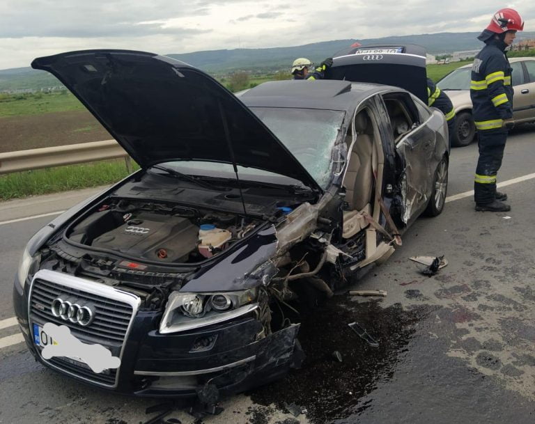 FOTO/ Accident pe Bulevadrul Muncii din Cluj-Napoca. Șoferul unei mașini a pătruns pe contrasens și a intrat într-un TIR