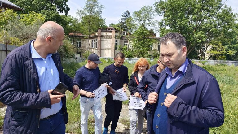 FOTO. Medicul clujean Mihai Suciu, protest față de lipsa unui nou sediu pentru ICUTR. Dați-ne terenul și un hârleț, eu sunt primul care sap