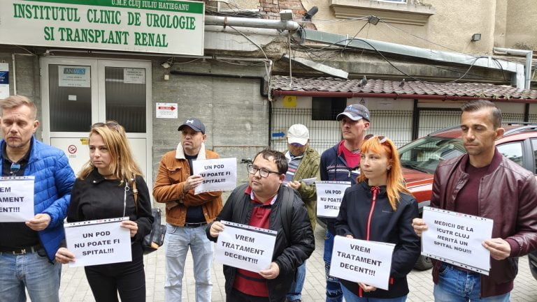 FOTO. Protest la ICUTR Cluj-Napoca. Pacienții nu mai vor să fie tratați într-un pod insalubru și să se infecteze cu bacterii nosocomiale. Soluția deputatului Ungureanu