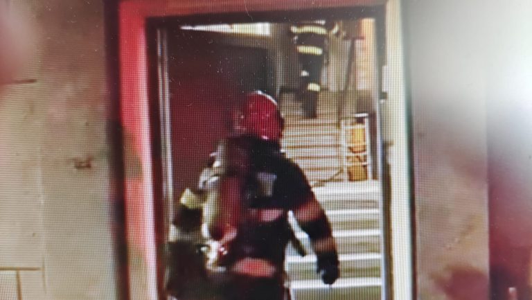 Incendiu pe strada Horea. Proprietarul unui apartament a aruncat intenționat o țigară aprinsă pentru a aprinde deșeurile dintr-o cameră