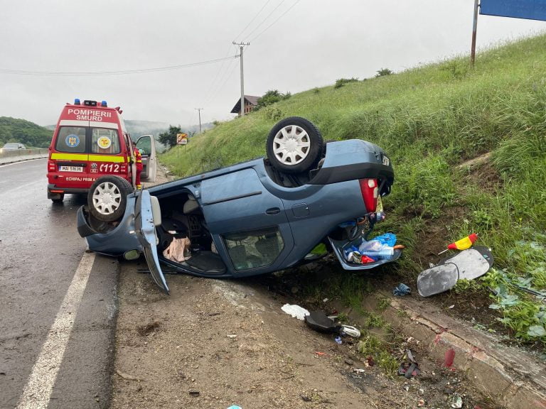 Mașină răsturnată în Vâlcele. O femeie, transportată la UPU Cluj