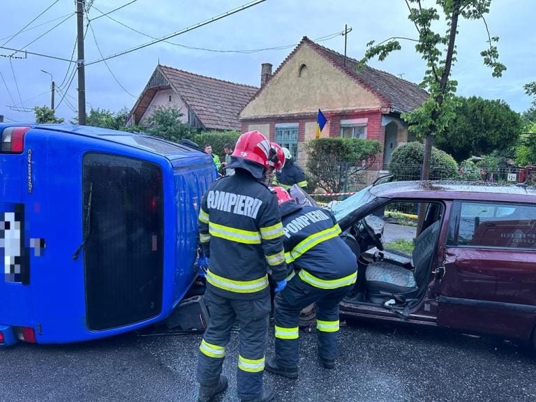 FOTO/ Accident cu două mașini și o dubiță răsturnată pe strada Traian Vuia