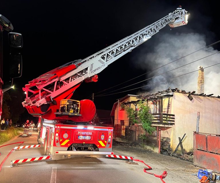 FOTO/ Casă distrusă de un incendiu în Vultureni. Focul, pornit de la un coș de fum necurățat