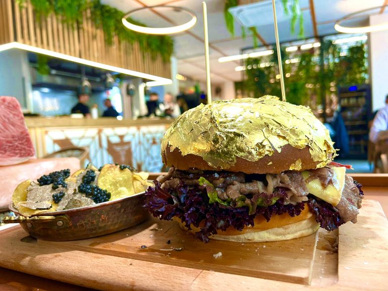 FOTO|VIDEO: Cel mai scump burger din lume, de 6.200 de euro, prezentat la Cluj. Va fi vândut cu ocazia Untold