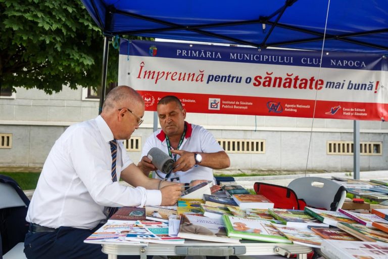 FOTO | Analize medicale gratuite pentru clujeni: inclusiv primarul Emil Boc și-a măsurat tensiunea