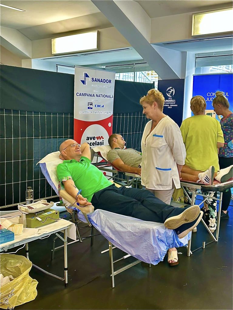 FOTO/ Primarul Emil Boc a donat sânge în cadrul unei campanii naționale, la Cluj Arena