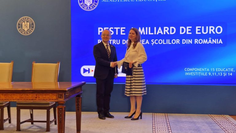 FOTO/ Primarul Emil Boc a semnat un contract de 9 milioane euro pentru dotarea a 64 de școli
