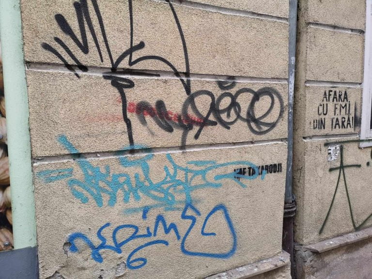 Vandali care mâzgăleau pereții cu graffiti, amendați de Poliția Locală Cluj-Napoca