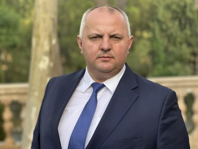 OPINIE | AVRAM GAL: „Armată de defilat, guvernanți de uitat – despre cinismul politicienilor față de Armată”