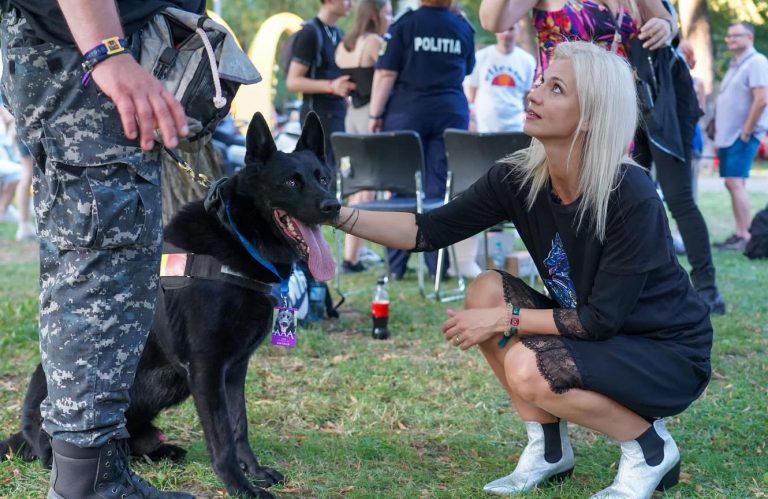 Ministrul Justiției a făcut cunoștință cu “spaima drogurilor” de la UNTOLD: “Festivalul e top. Și Boc la fel!” – FOTO 