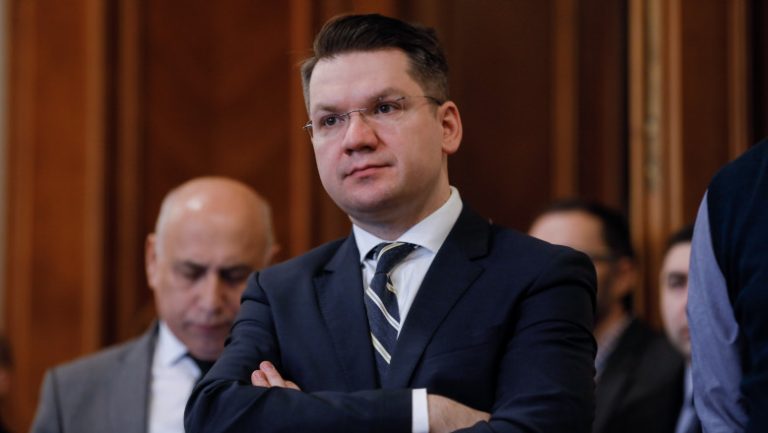 Emil Boc, atacat pentru versurile lui Gheboasă de la UNTOLD: “Va înțelege că mesajele porno pot fi promovate deschis”