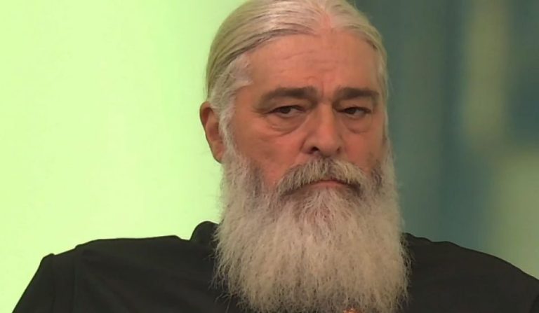 Părintele Calistrat îi ceartă pe Boc și Iohannis pentru scandalul Gheboasă-UNTOLD: “Bravo Boc! Bravo Iohannis! Am ajuns o gloată ieftină, vândută, exploatată, chinuită și zghihuită de diavolul desfrâului!”