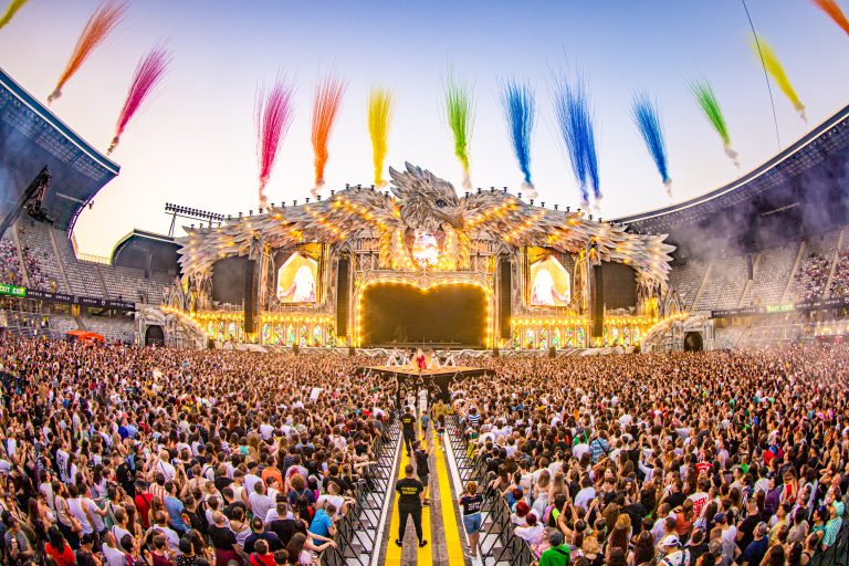 FOTO/ Record de participanți la prima zi de UNTOLD. Bebe Rexha, artistă venită prima oară în România, a umplut stadionul Cluj Arena