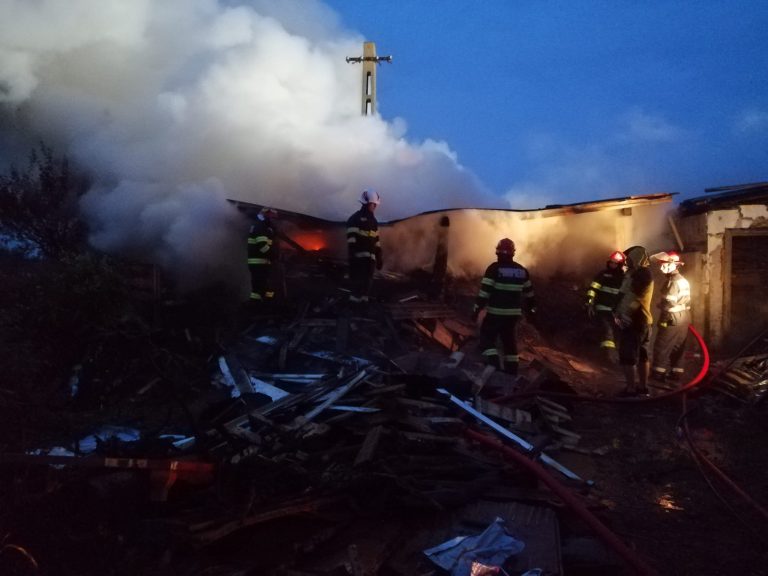 FOTO/ Intervenție a pompierilor pentru stingerea unui incendiu în localitatea Jucu de Mijloc. A ars o magazie de rumeguș