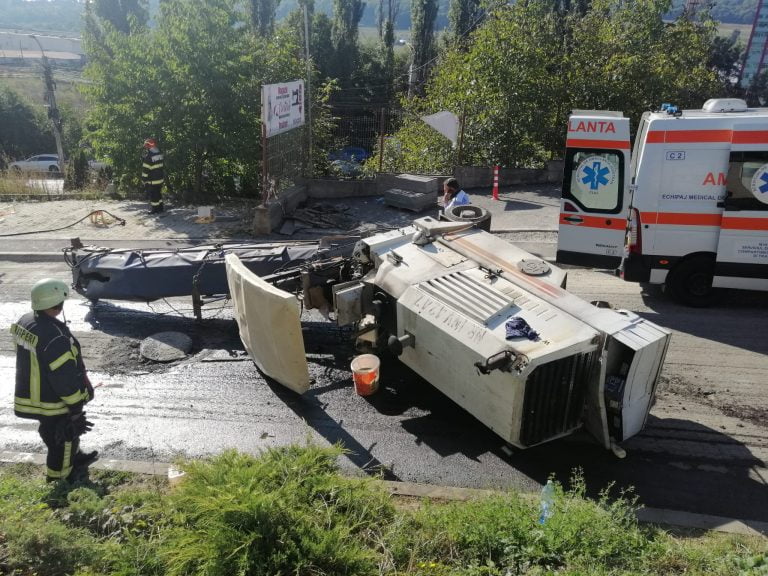 FOTO/ Bărbat prins sub o mașină de frezat asfalt în Baciu. A fost dus la spital