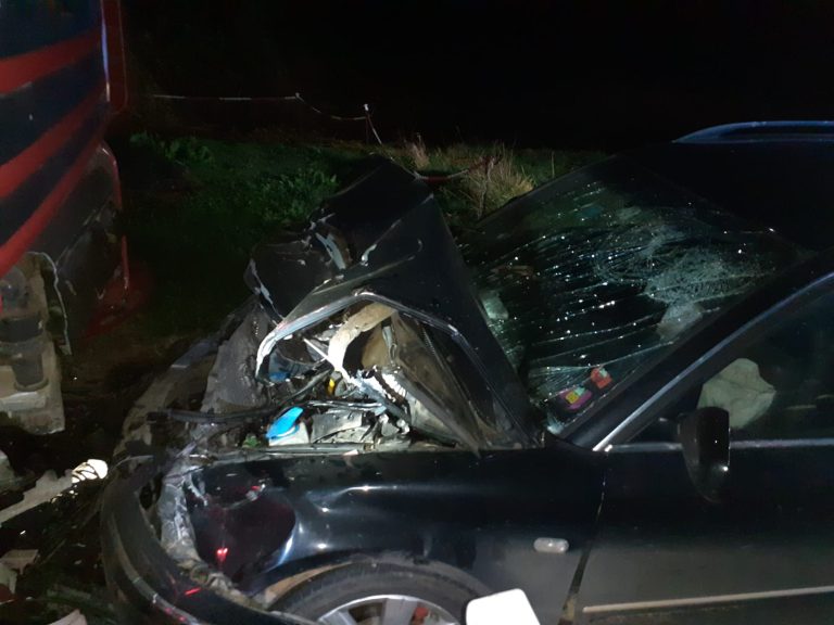 FOTO/ Accident în Ghirișu Român, coliziune între o mașină și un camion. Persoane la spital