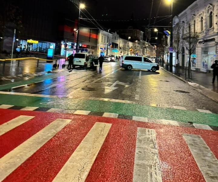 FOTO/ Valiză suspectă pe strada Regele Ferdinand din Cluj-Napoca. Au intervenit polițiștii. Traficul blocat