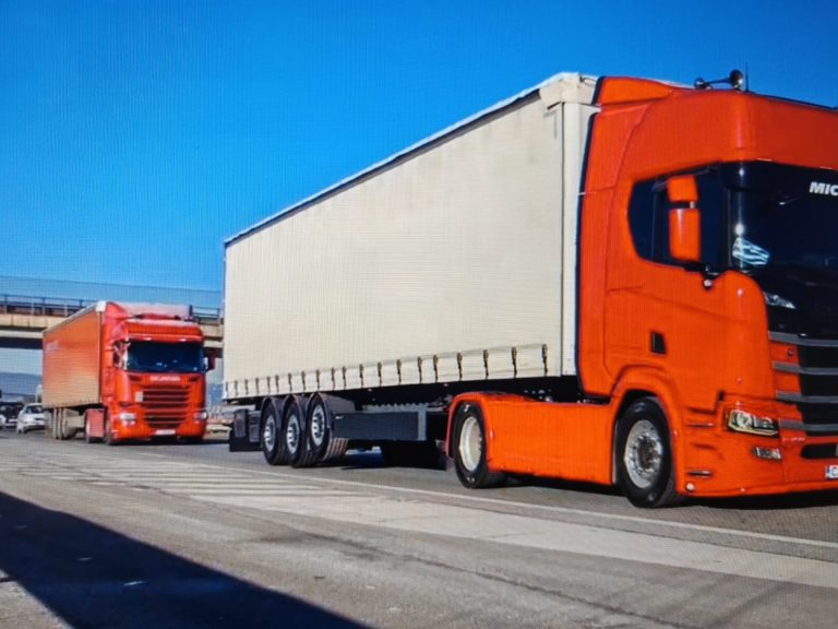 13 camionagii care au protestat la Cluj, amendați de Poliție. 3 permise de conducere, reținute