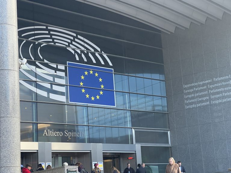 PE aprobă „cooperarea consolidată” pentru un împrumut UE de 90 de miliarde EUR acordat Ucrainei