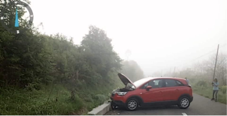 Un șofer a ajuns la spital, după ce a intrat cu mașina într-un cap de pod, între localitățile Bobâlna și Răzbuneni