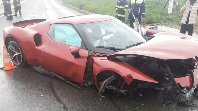 Un bolid de lux s-a făcut țăndări în Copăceni. Doi bărbați au ajuns la spital